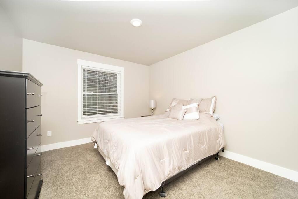 Delightful, New Townhome Downtown ビリングズ エクステリア 写真